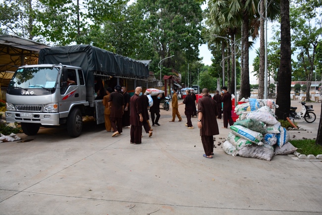 Chùa Hoằng Pháp: Tiếp tục hỗ trợ người dân khó khăn trong đại dịch Covid (đợt 8)